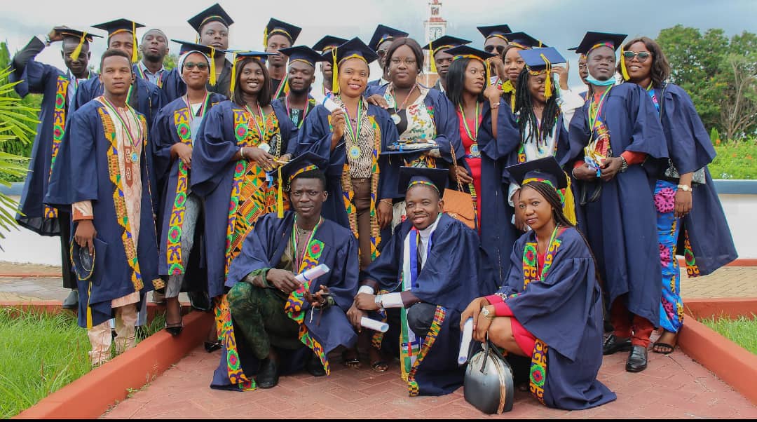 Photo de groupe des diplomes en toges