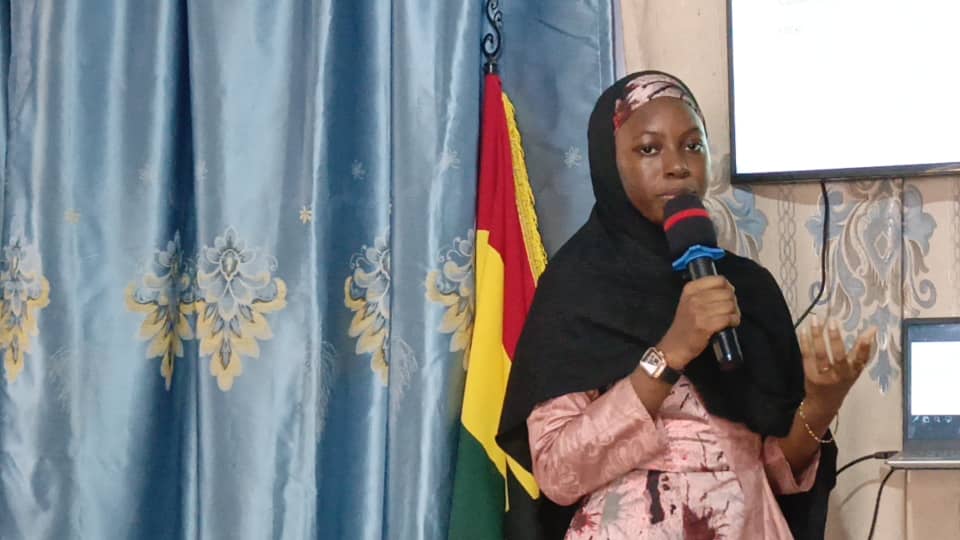 Etudiante faisant une presentation avec le drapeau du Ghana