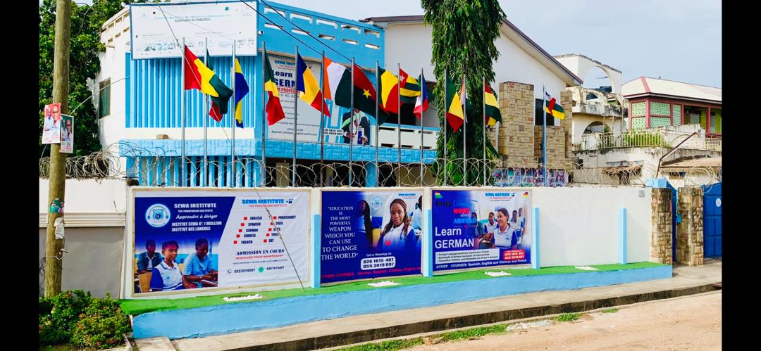 Batiment principal Sewa Institute Ghana avec drapeaux