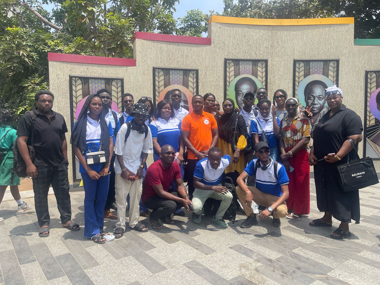 Sortie culturelle - groupe devant murales artistiques